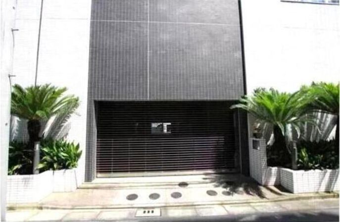 （駐車場入口）スタイリッシュな印象の玄関アプローチ。通りからのアクセスもスムーズです。