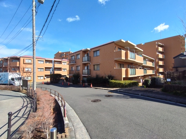 【ファミールガーデン横浜小机壱番館】外観