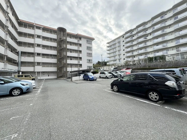 【阪急逆瀬台マンション】駐車場 【阪急逆瀬台マンション】駐車場
