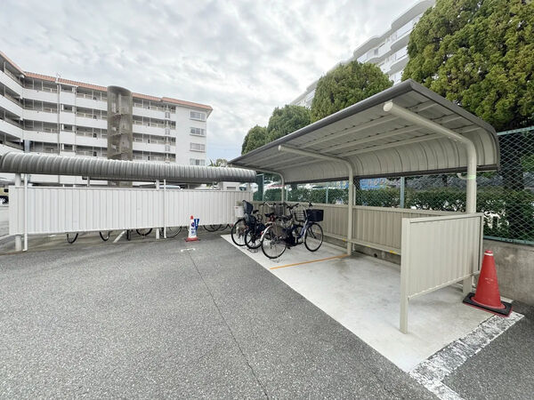 【阪急逆瀬台マンション】駐輪場 【阪急逆瀬台マンション】駐輪場