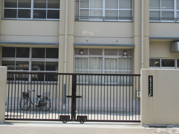 東中浜小学校まで徒歩３分（約230ｍ）