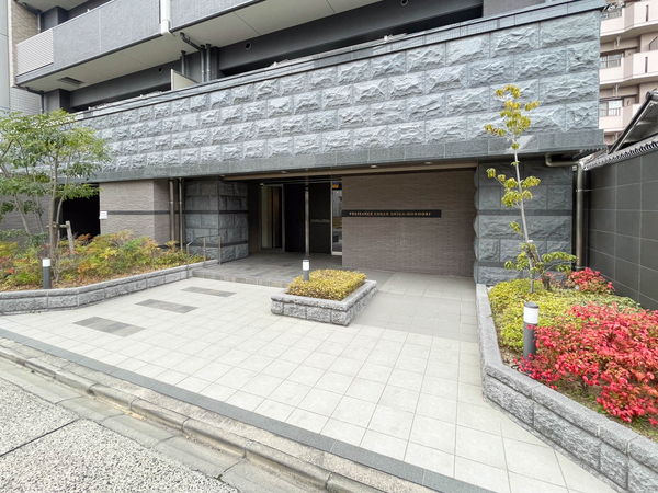 【プレサンスロジェ志賀本通】エントランス