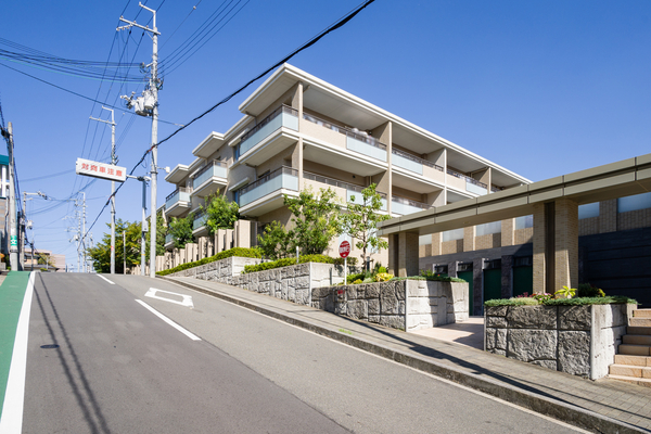 【クレヴィア緑地公園ザ・レジデンス】前面道路