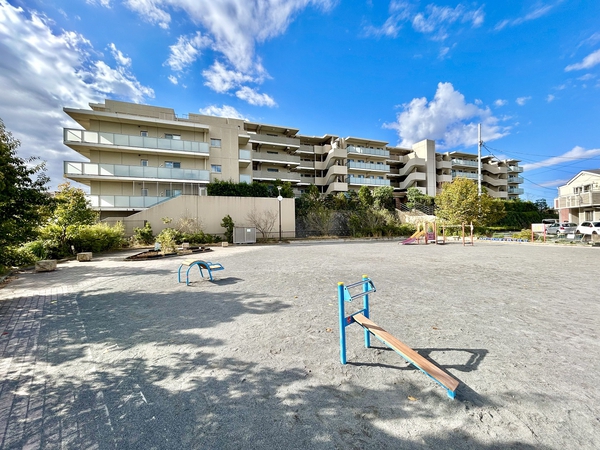 周辺施設／桜ケ丘二丁目公園（マンションに隣接）