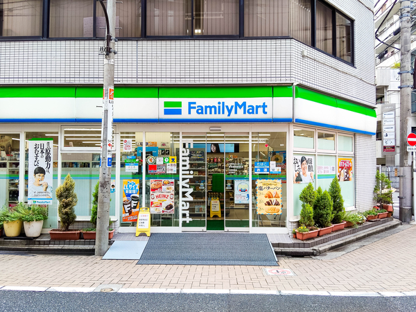 ファミリーマート新宿御苑駅前店まで約44m(徒歩1分)