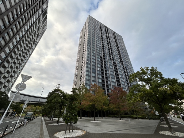 【シティタワー有明】ガラスのカーテンウォールを纏った33階建てのスタイリッシュなタワー。 【シティタワー有明】ガラスのカーテンウォールを纏った33階建てのスタイリッシュなタワー。