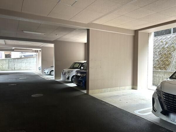 【フローレンス口田南】駐車場