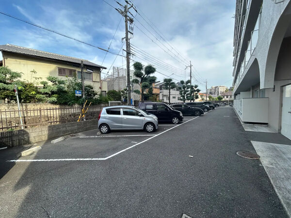 【日商岩井上甲子園マンション】駐車場