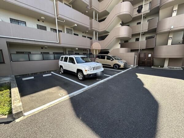 【サンマンションアトレ大宮日進Ⅱ】駐車場