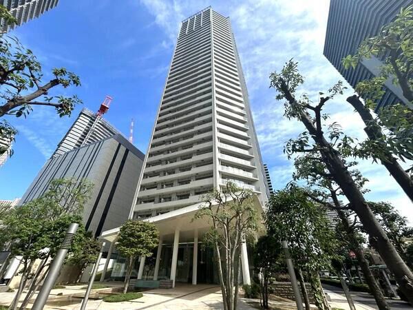 【コスモポリス品川】東京の美しい都市風景に調和する地上40階建ての高層タワーマンション。