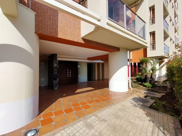 【エルフィーノ横濱根岸】エントランス 【エルフィーノ横濱根岸】エントランス