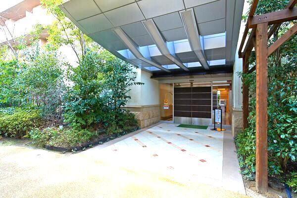 【リバーガーデンECOシティアリスの森】奥行きがある玄関口は、サイドにグリーンが植えられ、プライバシーにも配慮。		