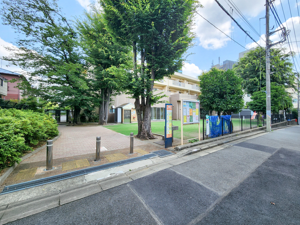 二軒家ふるさと公園まで約52m(徒歩1分)