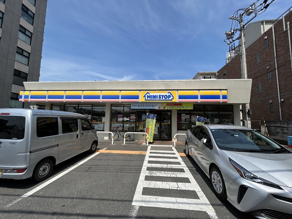 ミニストップ土呂駅前店　約50ｍ