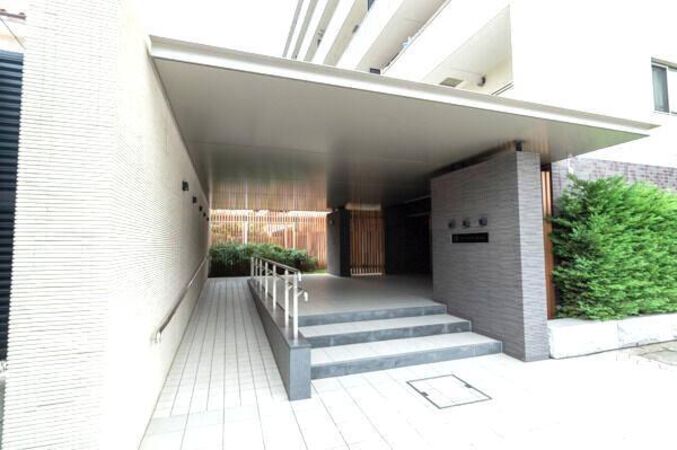 庇はアルミハニカムパネルを用いてシャープさを演出。