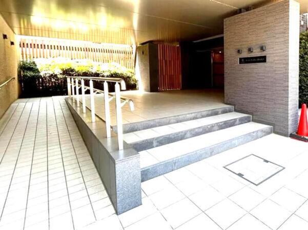【ザ・パークハウス横浜大口】駅までの利便性を高めるサブエントランス。