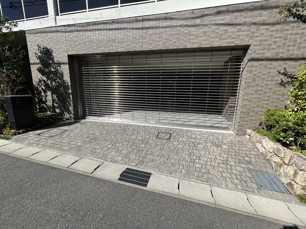 【グランドメゾン一社一丁目】シャッターゲート付駐車場