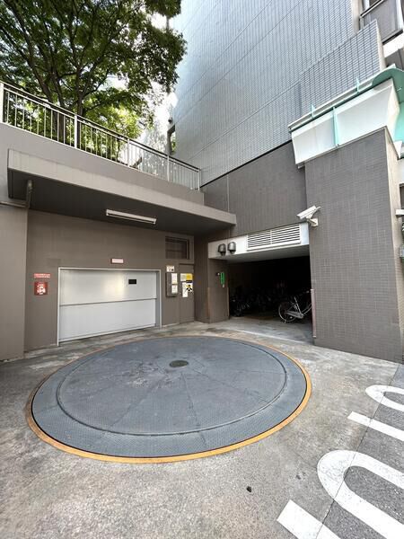 【サンステイト勝鬨橋リバーテラス】駐車場入り口 【サンステイト勝鬨橋リバーテラス】駐車場入り口