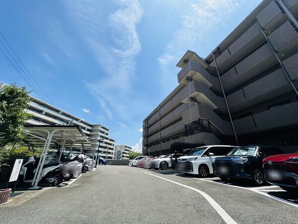 【グランアークス千里山】駐車場