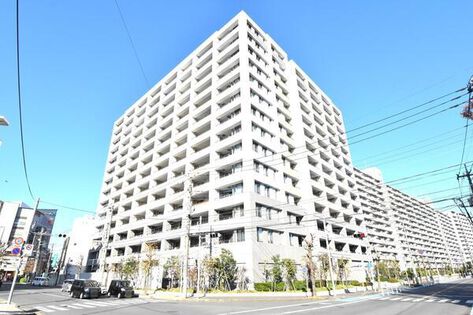 総戸数195戸。東方向には緑豊かな慶応義塾志木高等学校の敷地があります。