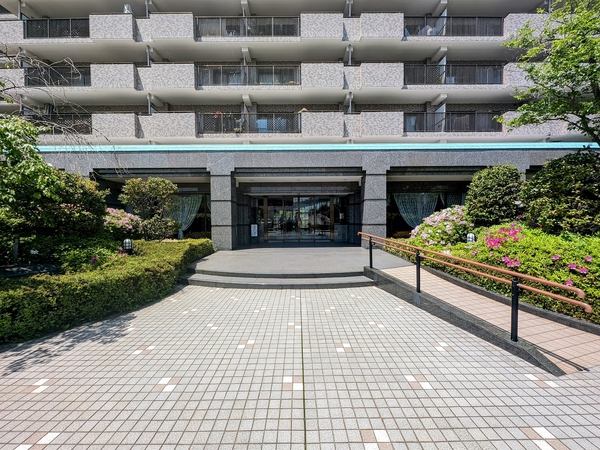 【ステージ星川】重厚感のあるメインエントランス 【ステージ星川】重厚感のあるメインエントランス