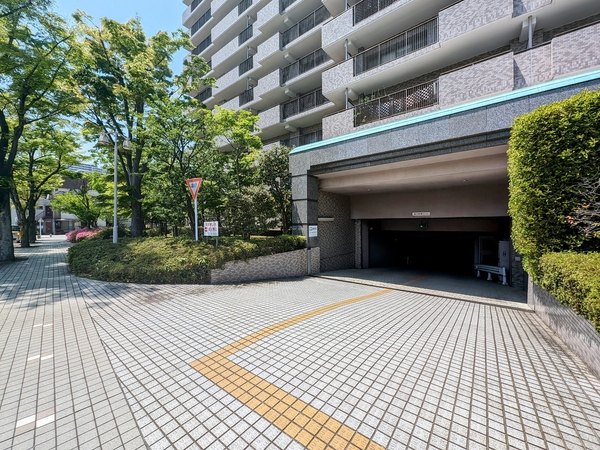 【ステージ星川】駐車場入口 【ステージ星川】駐車場入口