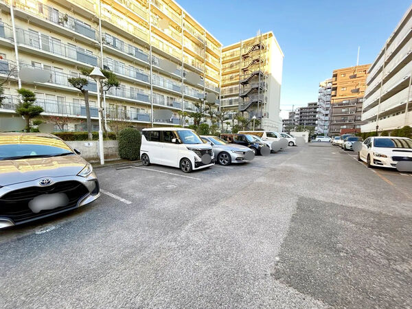 【ルネ市川中山マンション】駐車場