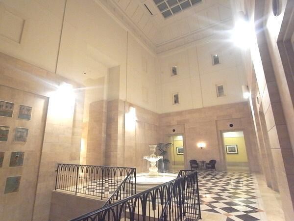 重厚感溢れる1階エントランス。噴水が日々の生活を彩ります。