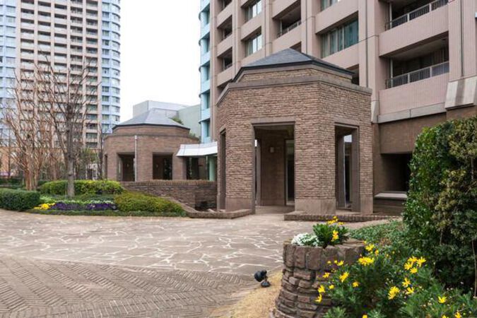 1階エントランスは人のために。車のためのコーチエントランスは地下一階に。