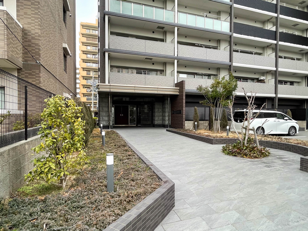 【プレサンスロジェ平安通セリエ】エントランス