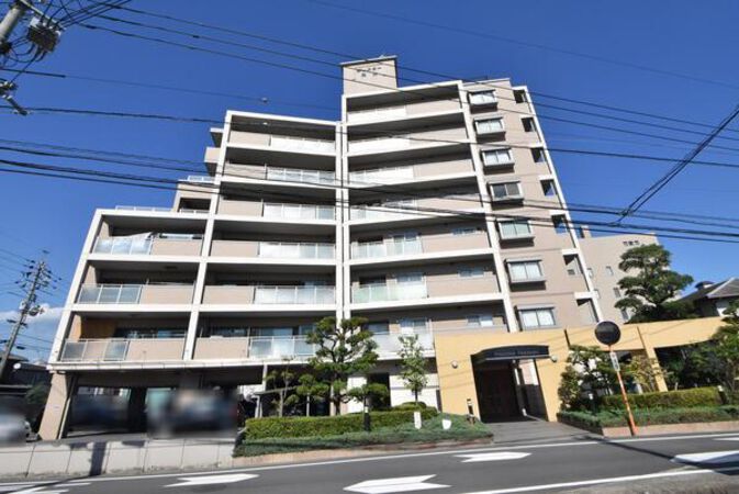 【ポレスター岡山】屋上には天然芝と植栽の施されたスカイパークがあります。