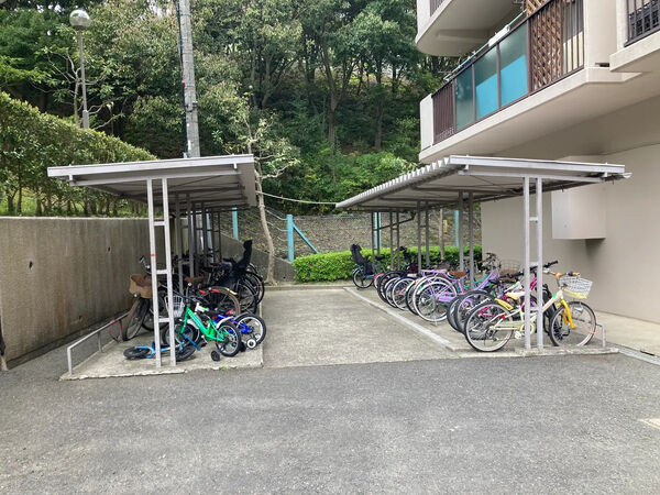 【ジャルダン宝塚中山台弐番館】駐輪場