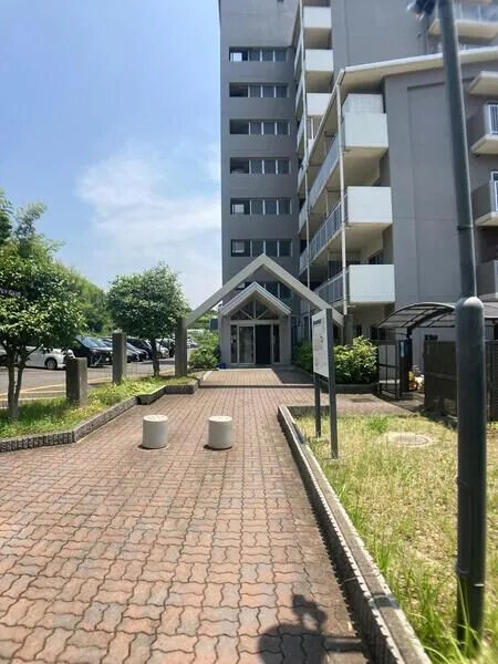 【ライフヒルズ笹根Ⅱ】エントランスアプローチ