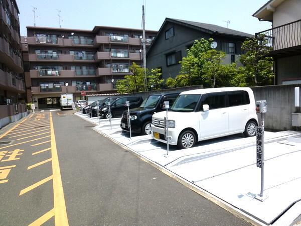 【サンマンションあやめ池】駐車場