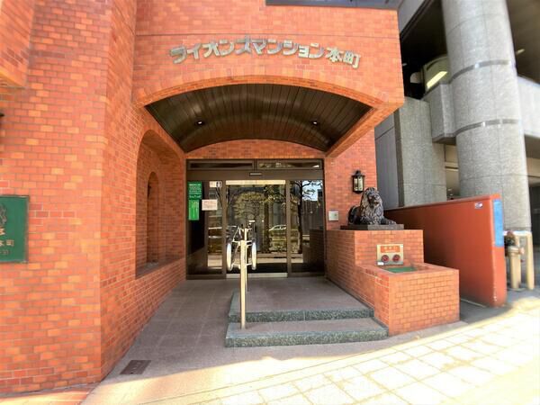 【ライオンズマンション本町】エントランスアプローチ