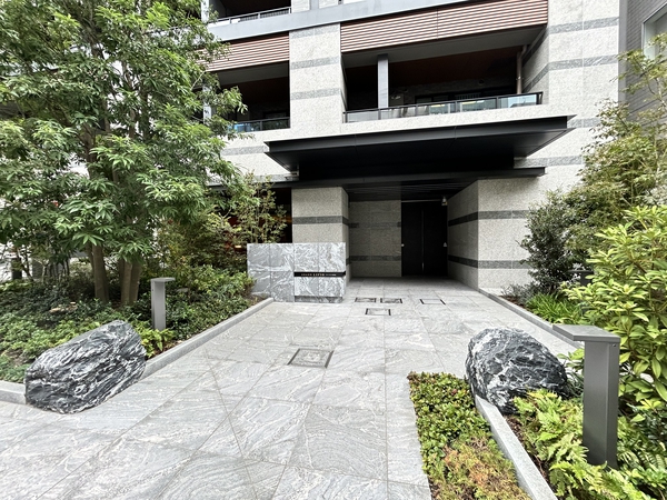 【グランリビオ表参道】エントランスアプローチ