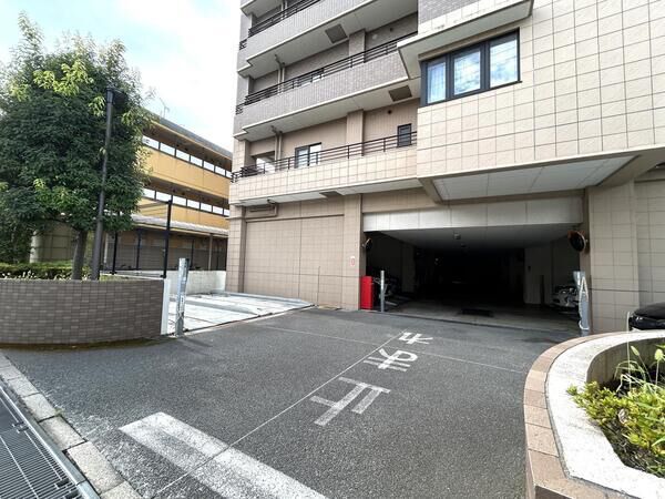 【アルファグランデ幕張本郷弐番街】駐車場入り口