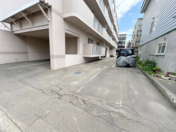 【ロジメント美園】駐車場