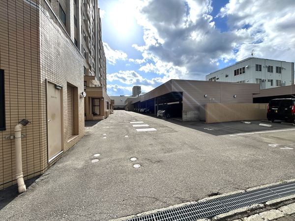 屋根付き平置き駐車場