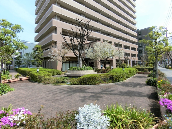 花と緑に囲まれたアプローチ。春夏秋に花開くダビアンが暮らしを鮮やかに彩ります。	