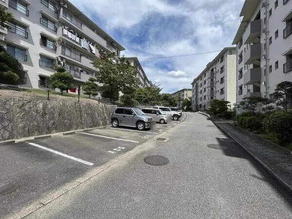 【箕面如意谷住宅】駐車場