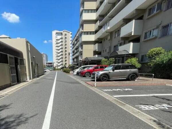 【小松川グリーンハイツ】１号棟　共用部分（駐車場）