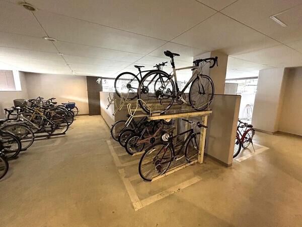 （駐輪場）