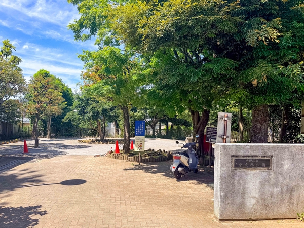 中野区立中央西公園まで約76m(徒歩1分)