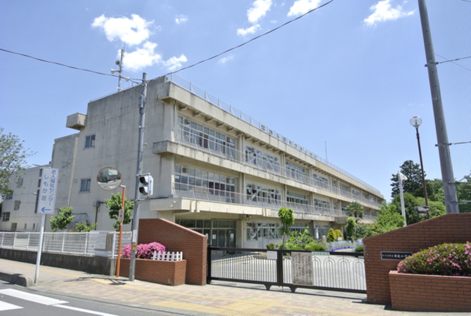 日進小学校　約640ｍ