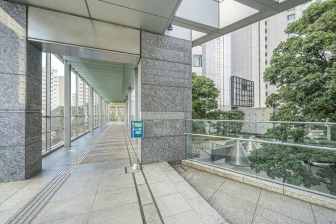 【品川Vタワー】「品川」駅まではスカイウェイで繋がっており、天気を気にせずアクセスが可能。 【品川Vタワー】「品川」駅まではスカイウェイで繋がっており、天気を気にせずアクセスが可能。