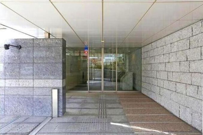 天井高約7mの贅沢な空間が広がるグランドエントランスへの入口。 天井高約7mの贅沢な空間が広がるグランドエントランスへの入口。