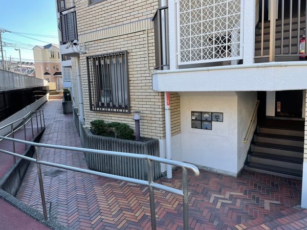 【エクレール二俣川】エントランス
