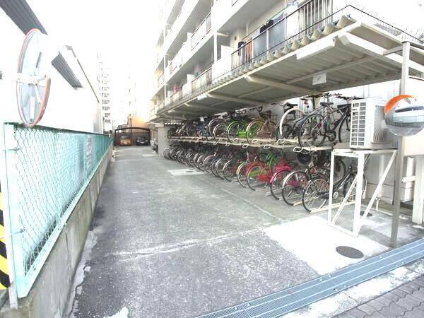 【パルムハウス新大阪】共用部分(駐輪場) 【パルムハウス新大阪】共用部分(駐輪場)