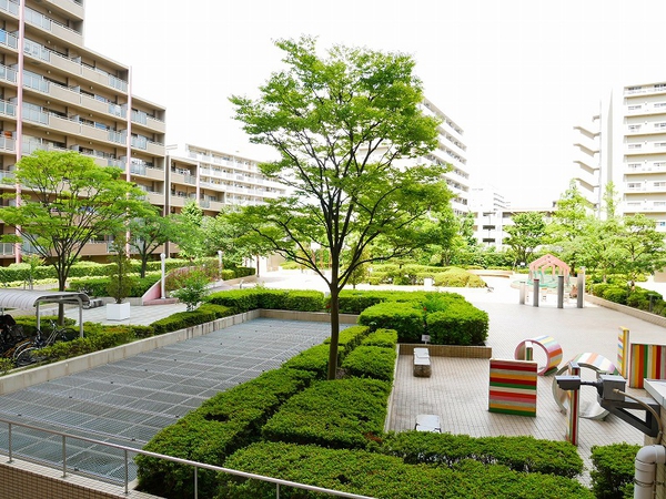 セントラルプラザ（中庭）に設置された遊具やベンチは、デザインや色にも工夫が施されています。